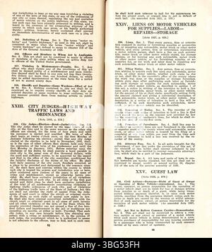 Seite 53 der Kraftfahrzeuggesetze von Indiana aus dem Jahr 1937 enthält weitere rechtliche Details zu Zulassung, Zulassung, Gebühren und Straßenverkehrssicherheit, zusammen mit Straßenschildern und einem Index. Stockfoto