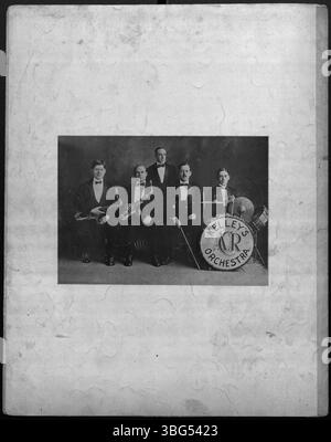 „That A. C. R. Rag“ (1912) zeigt einen lebhaften Ballsaal mit fröhlich tanzenden Paaren, gefangen in zeitlosem Schwarz und weiß. Stockfoto