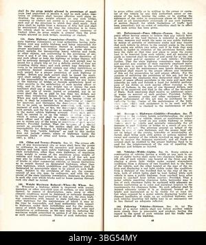 Diese Seite aus den Kraftfahrzeuggesetzen von Indiana 1937 enthält Abschnitte über Zulassung, Zulassung, Gebühren, Straßenschilder und einen Abschnitt über allgemeine Fakten, mit einem Index als Referenz. Stockfoto