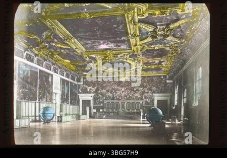 Innenansicht der Großen Ratskammer im Dogenpalast, Venedig, mit Tintorettos „Paradies“, dem größten Ölgemälde der Welt. Das Foto, das während der Europatour von Edmund F. Arras 1913 aufgenommen wurde, hebt einen der bedeutendsten künstlerischen Schätze Venedigs hervor. Stockfoto
