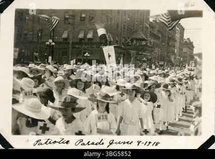 Die Liberty Loan Parade, die am 9. Juni 1918 stattfand, sammelte Gelder für die Kriegsanstrengungen während des Ersten Weltkriegs. Die Parade bestand aus einer Marschkapelle, Marschseglern, Frauen in weiß, Vertretern des Roten Kreuzes zu Pferd und Paradebeobachtern in Gebäuden. Stockfoto