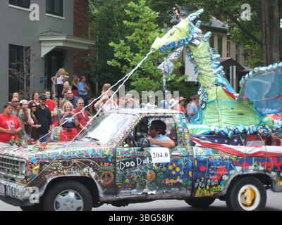 Die Doo Dah Parade 2011, die am 4. Juli stattfand, zeigte amüsante Wagen und Künstler wie Miss Ohio Roadkill und die TSA, was für eine unvergessliche und unkonventionelle Columbus-Tradition sorgte. Stockfoto