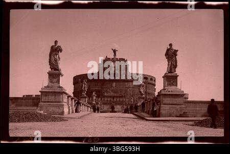 Das Castel Sant'Angelo in Rom, auch bekannt als Hadrians Mausoleum, wird von der Ponte Sant'Angelo aus gesehen und zeigt seine Engelsstatuen. Die Familie Arras besuchte 1913 Rom. Stockfoto