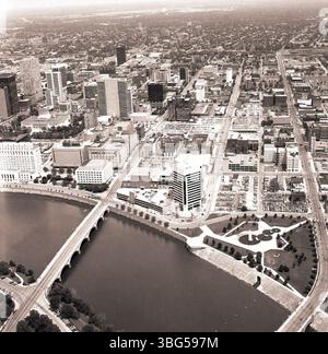 Luftaufnahme aus dem Jahr 1983, die das Stadtzentrum von Columbus aus dem Osten zeigt und das Wachstum und die Infrastruktur der Stadt veranschaulicht. Stockfoto