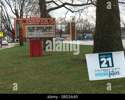 Die Fairmoor Elementary School wurde während der Coronavirus-Pandemie geschlossen, mit einem Schließschild und Spielgeräten, die mit einem Warnband gekennzeichnet sind, sowie einem Banner für eine Vorwahl. Stockfoto