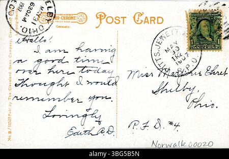 Farbige Postkarte mit Blick auf die Main Street in Norwalk, Ohio, die verschiedene Geschäftsgebäude und Straßenaktivitäten zeigt. Stockfoto