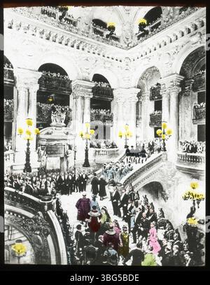 Die Eröffnung der Pariser Oper, dargestellt in einem Gemälde von Jean-Baptiste Edouard Detaille, zeigt Menschenmassen, die die große Treppe des Palais Garnier in Paris erklimmen. Dieses Kunstwerk, Teil der Arras-Sammlung von ihrer Europatour 1913, hängt im Schloss Versailles. Stockfoto