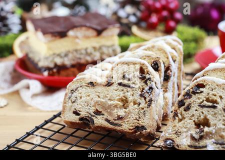 Köstlicher traditioneller Strudel mit getrockneten Früchten. Den Kuchen in den Hintergrund legen. Festliches Dessert Stockfoto