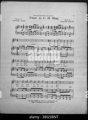 „That A. C. R. Rag“ (1912) ist eine Fotografie eines lebendigen Tanzsaals voller fröhlich tanzender Paare, aufgenommen in Schwarz-weiß. Stockfoto