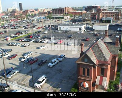 Fotos vom 30. April 2010 bieten einen atemberaubenden Blick auf die East Gay Street in der Nähe der North 6th Street in Columbus, Ohio. Zu den bemerkenswerten Merkmalen gehören das Continental Centre an der 150 East Gay Street, das Ohio Bell Gebäude an der 111 North 4th Street, die Bauarbeiten an den Wohnanlagen des Nachbarschaftsviertels Launch, das rote Backsteingebäude an der 306 East Gay Street, in dem Stewart Jaffy & Associates untergebracht sind, und eine 100 Meter hohe kirschrote Stahlskulptur an der North Grant Avenue. Stockfoto