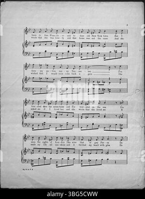 Das Cover von „My Rose in Tennessee“ aus dem Jahr 1915 zeigt eine Ansammlung kleiner Häuser mit sanften Hügeln im Hintergrund und eine Frau, die eine rote Rose über der Szene riecht. Stockfoto