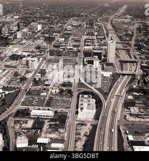 Luftbild aus dem Jahr 1983 mit Blick nach Osten in Richtung Stadtzentrum von Columbus, das wichtige städtische Strukturen und Wachstumsmuster zeigt. Stockfoto