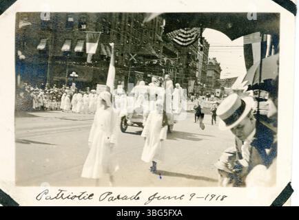 Die Liberty Loan Parade am 9. Juni 1918 war ein wichtiges Ereignis zur Unterstützung des Ersten Weltkriegs. Es waren Marschkapellen, Marschsegler, Frauen in weiß, Vertreter des Roten Kreuzes zu Pferd und Zuschauer entlang der Paraderoute. Stockfoto