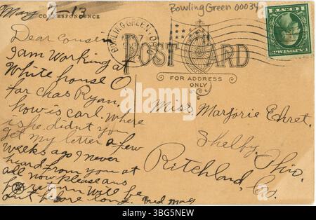 Eine Postkarte in Sepia-Ton, die ein Paar zeigt, das einen Fluss in den Wäldern in der Nähe von Bowling Green, Ohio, überquert und einen Moment der Outdoor-Abenteuer festnimmt. Stockfoto