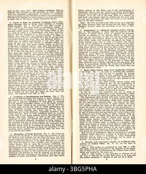 Auf Seite 11 der Kraftfahrzeuggesetze von Indiana 1937 werden Gebühren, Zulassungsverfahren und Beschilderungsregeln für den Fahrzeugbetrieb im Bundesstaat beschrieben. Stockfoto