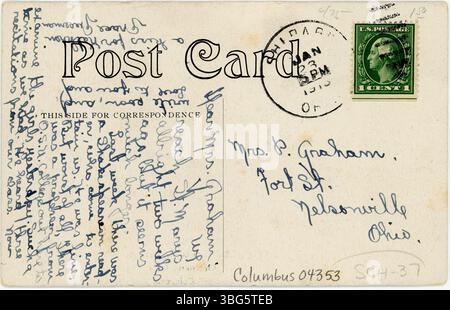 Schwarz-weiße Postkarte mit einem Innenbereich der Bibliothek in St. Mary's of the Springs in Columbus, Ohio, mit Bücherregalen und Lesebereichen. Stockfoto