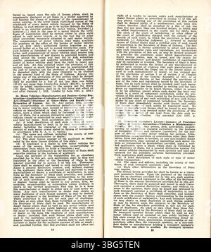 Diese Seite aus dem Indiana Motor Vehicle Law von 1937 enthält weitere rechtliche Details über die Zulassung von Kraftfahrzeugen, Gebühren und Straßenverkehrszeichen des Bundesstaates. Stockfoto