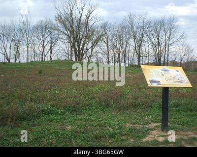Der Prairie Oaks Mound FR78 ist ein indianischer Grabhügel am Mound Trail im Prairie Oaks Metro Park. Es liegt zwischen Beach Road und Patterson Road, abseits der Amity Road. Stockfoto
