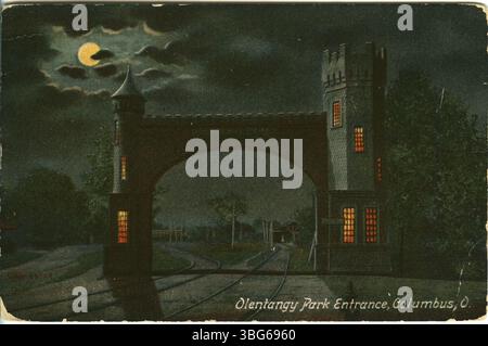 Dieses kolorierte Bild aus dem Jahr 1911 zeigt den Eingang zum Olentangy Park in Columbus, Ohio, bei Nacht aufgenommen. Stockfoto