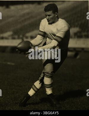 Sidney „Sid“ Gillman (* 26. Oktober 1911) war ein OSU-Fußballspieler von 1931-1933 und Assistenztrainer von 1934, 1938–1940. Später wurde er Cheftrainer der San Diego Chargers. 1989 wurde er in die College Football Hall of Fame und 1983 in die Pro Football Hall of Fame aufgenommen. Stockfoto