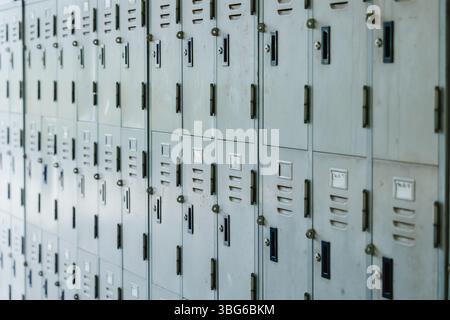 Alter Metallschrank, Schließfächer, Reihenplatz in der Fabrik für Arbeiter, die während der Arbeit persönliche Dinge sammelten Stockfoto