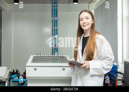 Moderner Landwirt im Voraus intelligente automatische präzise PH Wasser- und Düngemittelmischer Sprinkler Einspritzanlage Kontrollraum für intelligente Landwirtschaft Stockfoto