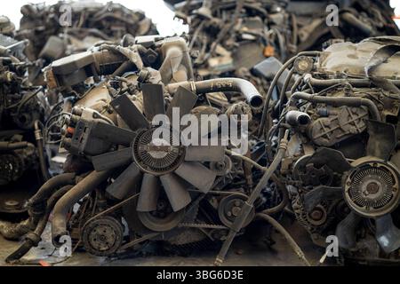 Garage Schrottplatz, altes Gebrauchtfahrzeug Ersatzteil Motorblock Karosserieteile Lagerung für Recycling oder Reparatur zum Verkauf Stockfoto