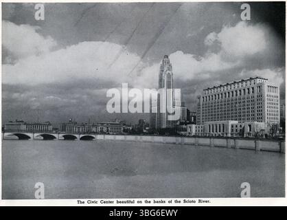 Dieser Blick auf das Columbus Civic Center aus dem Jahr 1945 zeigt die Gebäude auf der anderen Seite des Scioto River, darunter das Federal Building, das Columbus City Hall, die A.I.U. Zitadelle (Leveque Tower) und die Ohio Department of State Building. Stockfoto