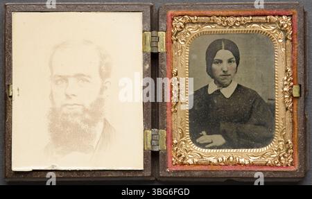 Dieses Foto zeigt einen nicht identifizierten Mann und eine Frau, begleitet von einem Medaillon mit Haaren. Das Foto ist undatiert, aber es ist Teil einer historischen Sammlung, die frühe fotografische Techniken und persönliche Artefakte einfängt. Stockfoto