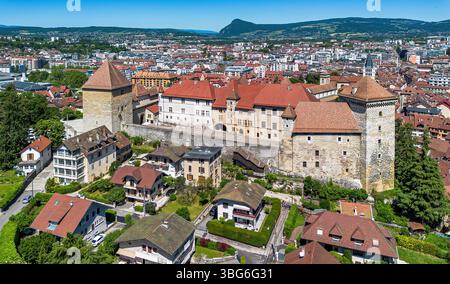 Aus der Vogelperspektive des Schlossmuseums von Annecy, einer Stadt am See in Haute-Savoie, Auvergne-Rhônes-Alpes, Frankreich Stockfoto