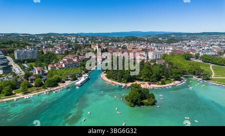 Luftaufnahme der Jardins de l'Europe in Annecy, einer Stadt am See in Haute-Savoie, Auvergne-Rhônes-Alpes, Frankreich Stockfoto