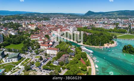 Luftaufnahme von Annecy, einer Stadt am See in Haute-Savoie, Auvergne-Rhônes-Alpes, Frankreich Stockfoto