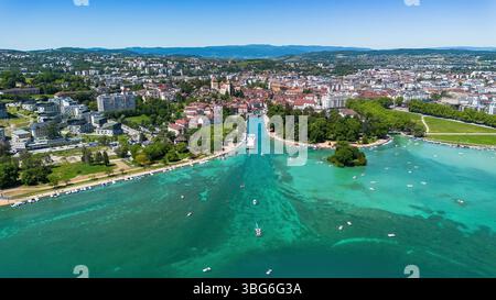 Luftaufnahme der Mündung des Flusses Thiou in Annecy, einer Stadt am See in Haute-Savoie, Auvergne-Rhônes-Alpes, Frankreich Stockfoto