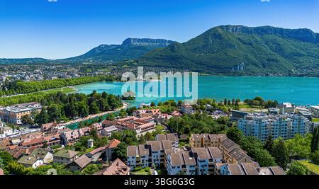 Blick aus der Vogelperspektive auf den Mount Veyrier mit Blick auf Annecy, eine Stadt am See in Haute-Savoie, Auvergne-Rhônes-Alpes, Frankreich Stockfoto