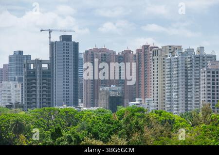 Modernes Downtown Condominium Gebäude mit Pflanzenbaumpark Natur für frische Luft grüne Stadt Umwelt in Taipei Stockfoto