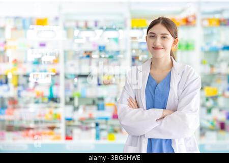 Porträt Apotheker in Drogerie, Arzt mit Apotheke Regallagerhintergrund selbstbewusst glücklich lächelnd Stockfoto