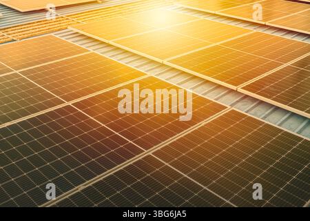 Solarzelle oder Sonnenkollektor Moderne Technologie für die Energiewende, alternative Energiequelle zur Einsparung von Umwelt, Photovoltaik-Modul Blauton Stockfoto