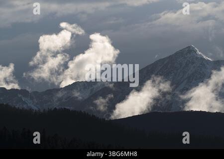 Wolken und Schatten am späten Nachmittag, Berge in der Nähe von Mengbi Shan, Sichuan, China Mai 2025 Stockfoto