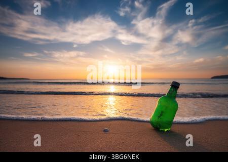 Meer Sonnenaufgang und Alkoholflasche am Strand Sand, Reiseziel und exotische tropische Insel. Stockfoto