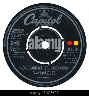 45 RPM 7' britische Rekordhülle von Venus und Mars / Rock Show von Wings auf dem Label Capitol ab November 1975. Geschrieben und produziert von Paul McCartney. Stockfoto
