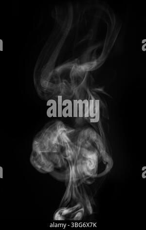 Ätherische Rauchmuster, die anmutig in der Luft wirbeln, schaffen eine faszinierende visuelle Darstellung von Fließfähigkeit und Bewegungskonzept. Grafikressource für Stockfoto