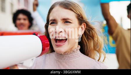 Gemeinschaft, Schreie und Frau mit Rednerin in der Stadt für Inflation, Menschenrechte oder Lebenshaltungskosten. Megaphon, Porträt und Proteste Stockfoto