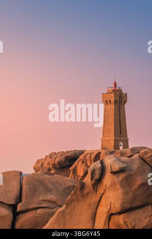 Ein Foto von einem Abend bei Sonnenuntergang am Leuchtturm Ploumanac'h (offiziell der Leuchtturm von Mean Ruz), einem aktiven Leuchtturm in Côtes-d'Armor, Perro Stockfoto