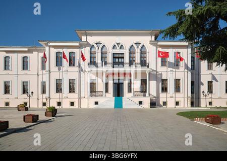 Die Vorderfassade des klassischen Verwaltungsgebäudes. In Tekirdag, Türkei. Stockfoto