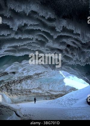 In der Castner Cave mit Blick auf einen Wintertag in Alaska. Stockfoto