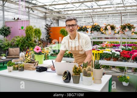 Blumengeschäft am Theken des Blumenladens Stockfoto
