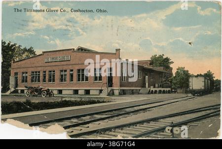 Diese farbige Postkarte aus dem Jahr 1916 zeigt die Timmons Glove Company in Coshocton, Ohio, und zeigt das Fabrikgebäude, eine wichtige Industrie in der Region während des frühen 20. Jahrhunderts. Stockfoto