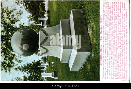 Farbfoto aus dem Jahr 1908, das das Grabdenkmal von C. B. Merchant in Marion, Ohio, mit einer großen Granitkugel auf der Oberseite zeigt, die sich Berichten zufolge ohne bekannte Ursache rotiert. Stockfoto