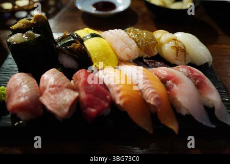 Verschiedene Sushi-Platten mit Nigiri und Rolls Stockfoto