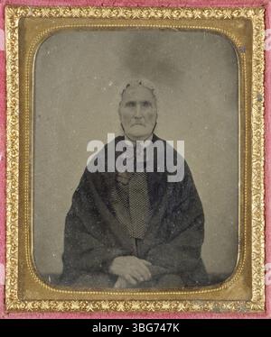 Dieses Foto zeigt eine nicht identifizierte Frau ohne Datum, was einen Einblick in frühe fotografische Methoden und Porträts aus der Zeit ermöglicht. Stockfoto